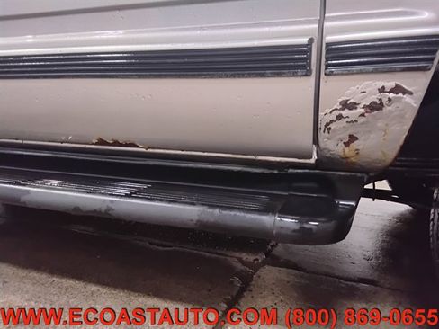 Used 1999 Chevrolet Suburban 4WD w/ Preferred Equipment Group 3 image 18