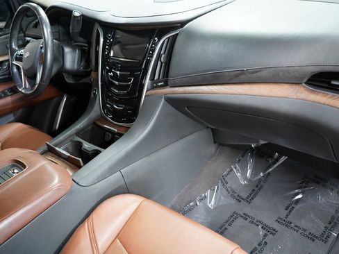 Used 2020 Cadillac Escalade Premium Luxury RWD image 26