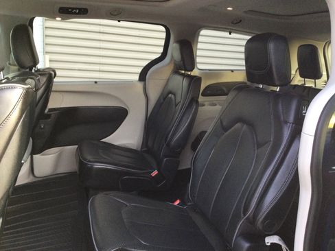 Used 2020 Chrysler Pacifica Limited w/ Advanced Safetytec Group image 8