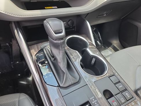 Used 2023 Toyota Highlander Platinum FWD image 20