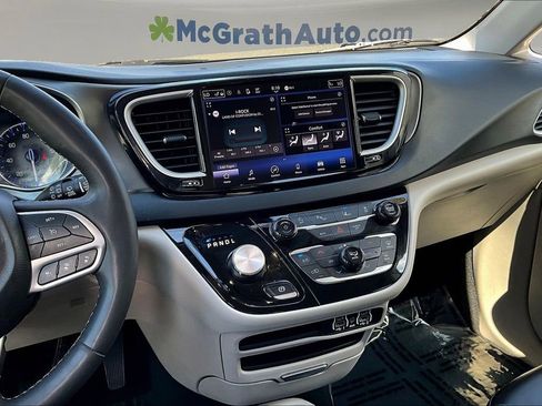Used 2023 Chrysler Pacifica Touring-L FWD image 10