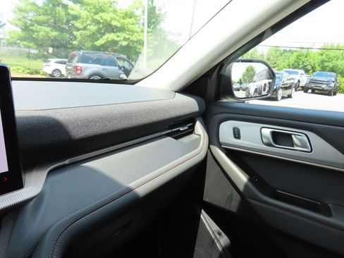 Used 2025 Ford Explorer Active AWD/4WD image 26