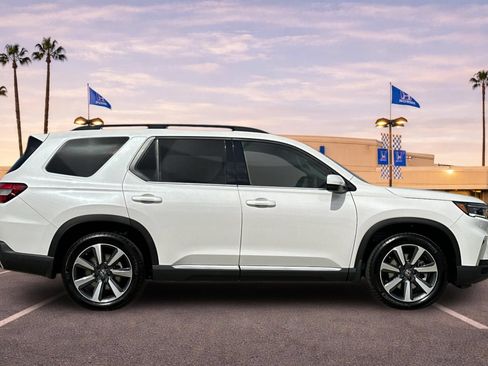 Certified 2025 Honda Pilot Touring image 3