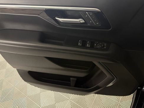 Used 2025 Chevrolet Suburban Z71 image 25