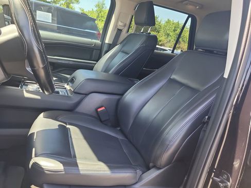 Used 2023 Ford Expedition XLT image 19