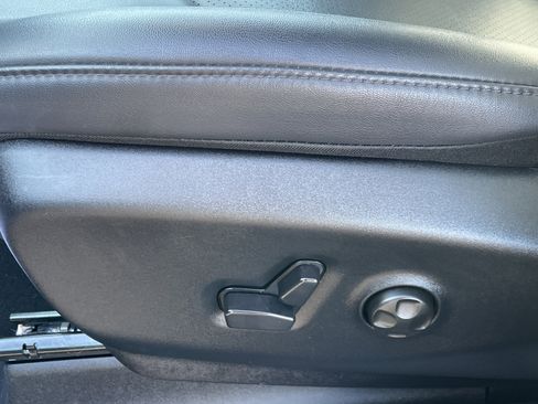 Used 2025 Chrysler Pacifica Select image 11