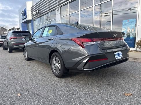 Certified 2025 Hyundai Elantra SE image 9