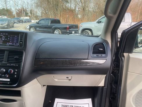 Used 2018 Dodge Grand Caravan SE w/ UConnect Hands-Free Group image 29