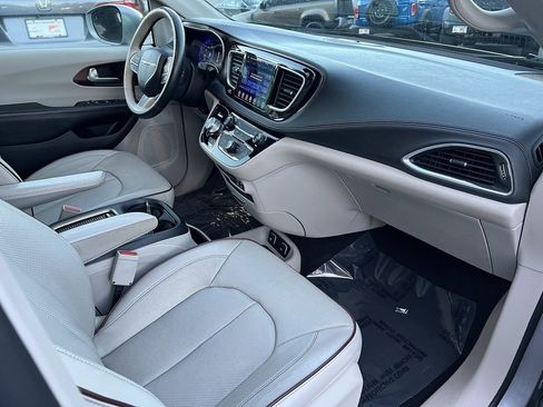 Used 2017 Chrysler Pacifica Limited w/ Tire & Wheel Group image 28