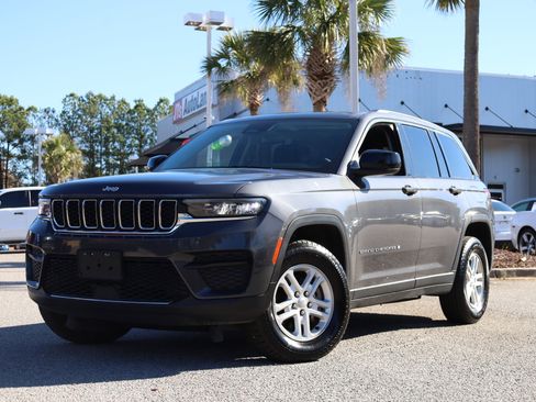 Used 2023 Jeep Grand Cherokee Laredo image 1