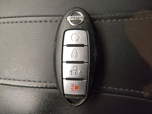 Used 2017 Nissan Rogue SV FWD image 32