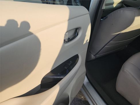 Used 2012 Nissan Leaf SL image 19