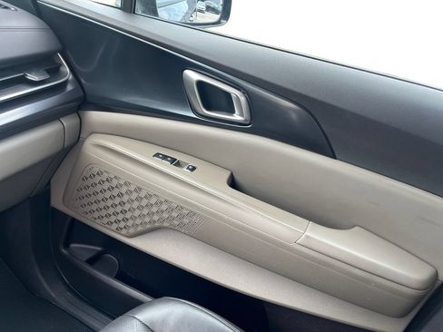 Used 2025 Kia Carnival FWD image 25