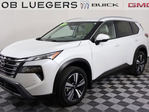 Used 2024 Nissan Rogue SL image 4