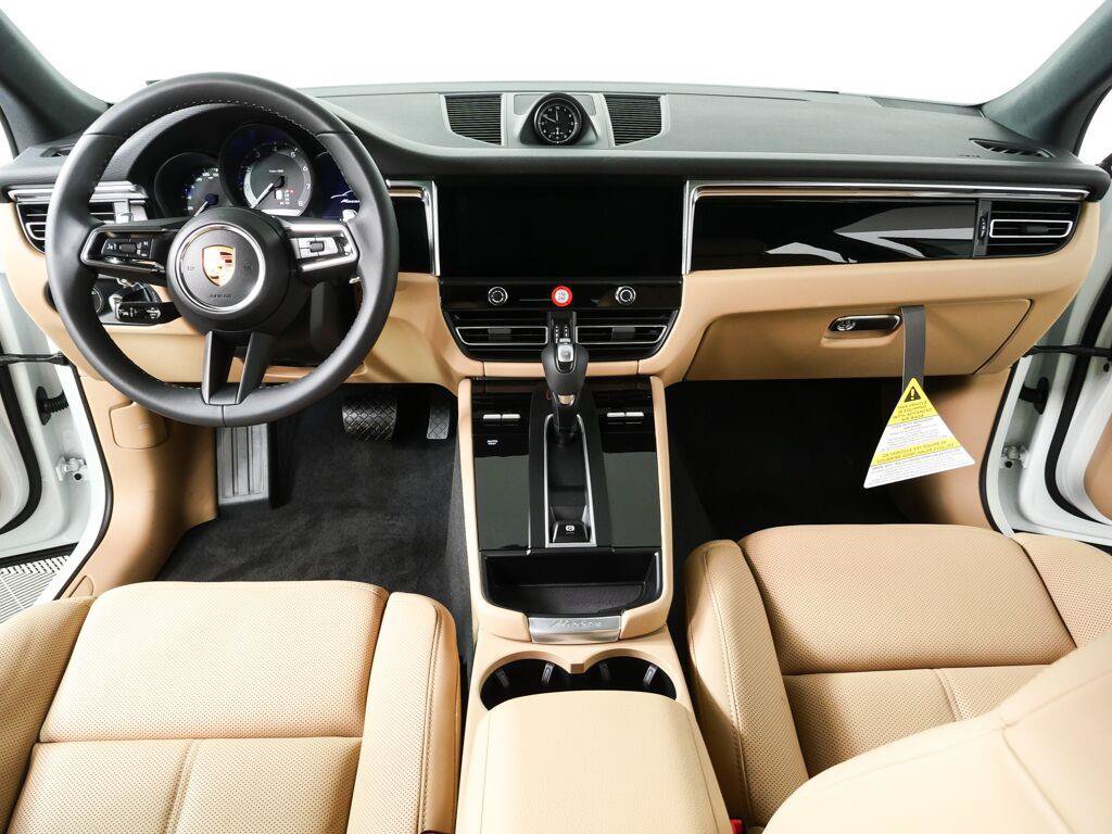 Certified 2026 Porsche Macan AWD/4WD image 17