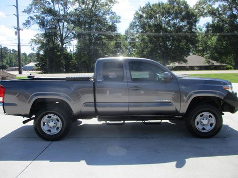 Used 2017 Toyota Tacoma SR5 AWD/4WD image 8