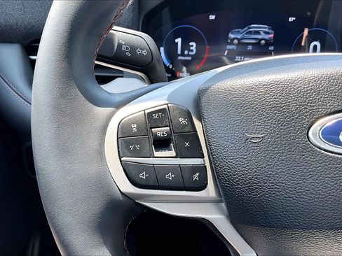 Used 2025 Ford Explorer Active AWD/4WD image 23