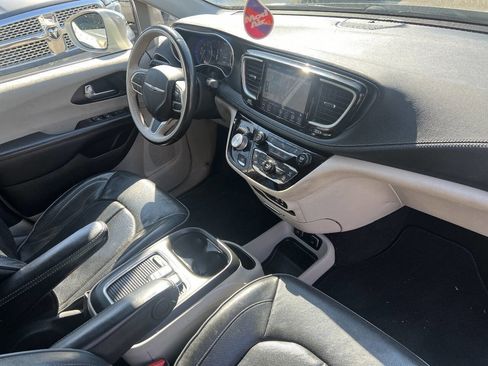 Used 2020 Chrysler Pacifica Limited image 16