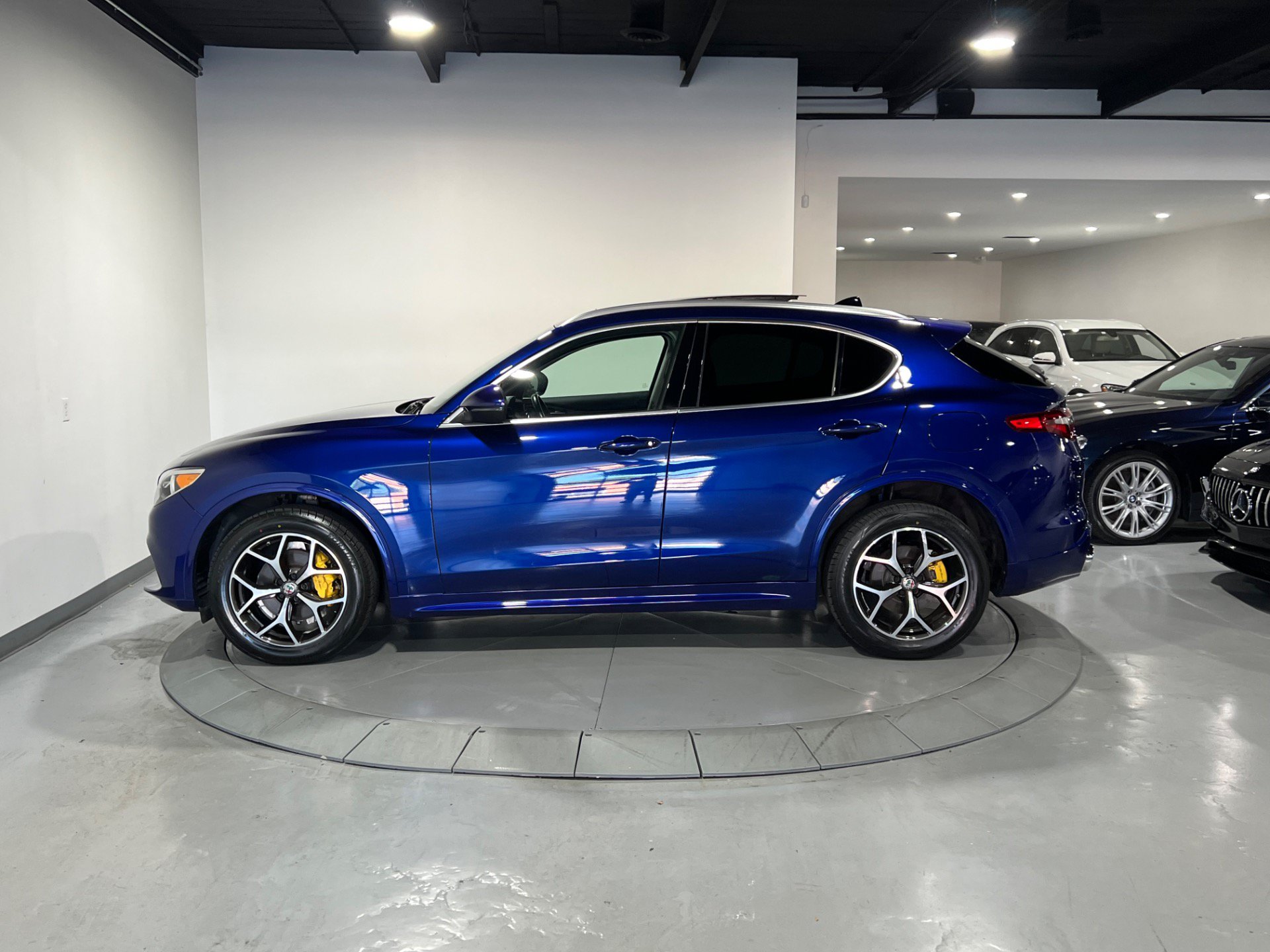 Used 2021 Alfa Romeo Stelvio Ti w/ Premium Package AWD/4WD image 6