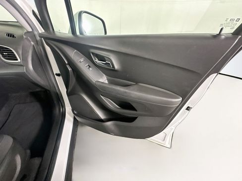 Used 2018 Chevrolet Trax LS FWD image 31
