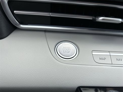 New 2025 Hyundai Elantra Limited image 30