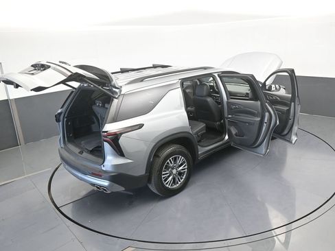 Used 2025 Chevrolet Traverse LT image 70