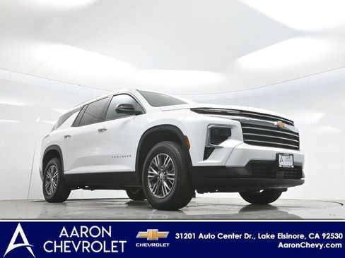 Used 2025 Chevrolet Traverse LT AWD/4WD image 2