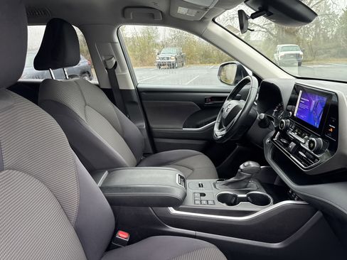 Used 2023 Toyota Highlander LE image 34