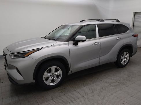 Used 2022 Toyota Highlander L FWD image 2