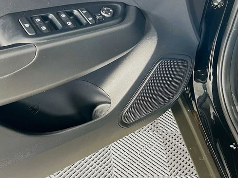 Used 2025 Hyundai Venue SE FWD image 18