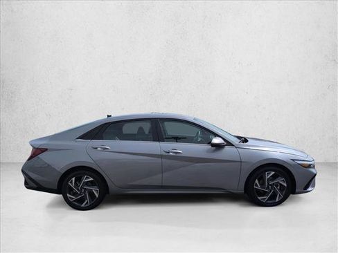 Used 2025 Hyundai Elantra SEL image 4