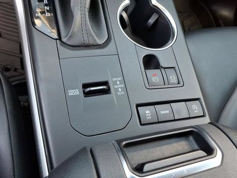 Used 2022 Toyota Highlander XLE FWD image 28