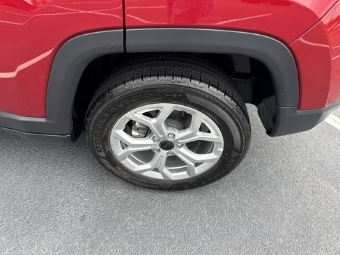 Used 2025 Jeep Compass Latitude AWD/4WD image 12