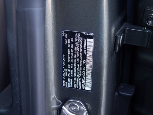 Certified 2025 Porsche Macan 4S Electric AWD/4WD image 22