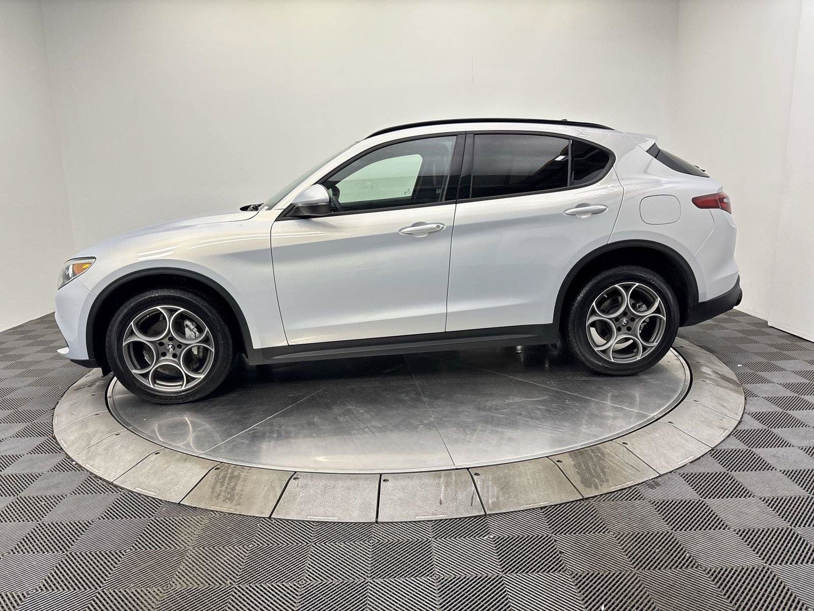 Used 2023 Alfa Romeo Stelvio Sprint AWD/4WD image 16