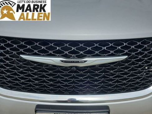 Used 2024 Chrysler Pacifica Touring-L FWD image 31