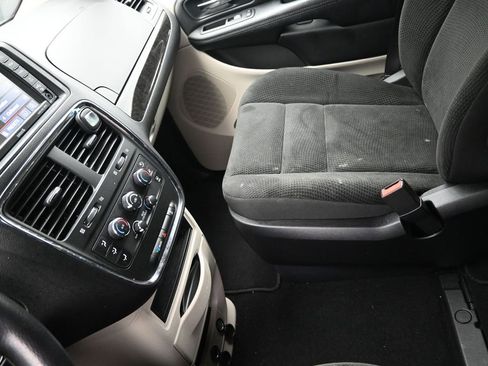 Used 2020 Dodge Grand Caravan SE w/ UConnect Hands-Free Group image 19