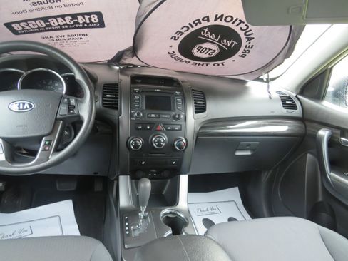 Used 2013 Kia Sorento LX w/ Convenience Pkg image 12