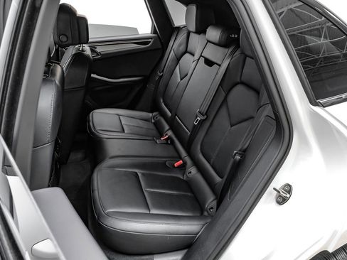 Used 2024 Porsche Macan AWD/4WD image 33