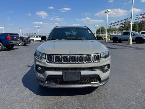 Used 2023 Jeep Compass Latitude image 2