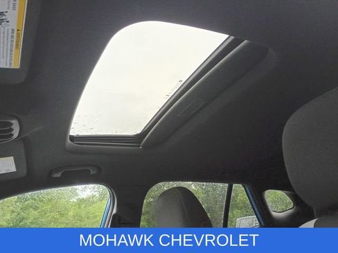 Used 2024 Chevrolet Trax RS w/ Sunroof Package FWD image 18