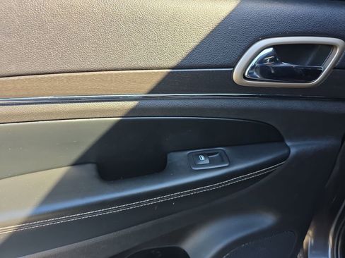 Used 2017 Jeep Grand Cherokee Limited w/ Trailer Tow Group IV image 9