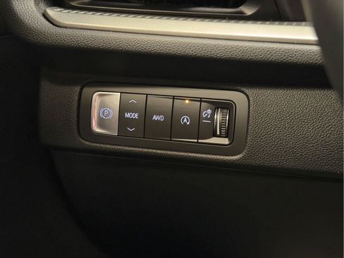 Used 2025 Chevrolet Traverse LT AWD/4WD image 36