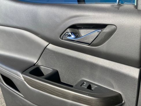 Used 2023 GMC Acadia SLT image 13