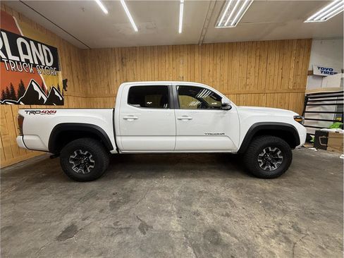 Used 2022 Toyota Tacoma TRD Off-Road w/ Technology Package AWD/4WD image 2