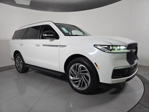 New 2026 Lincoln Navigator Premiere AWD/4WD image 2