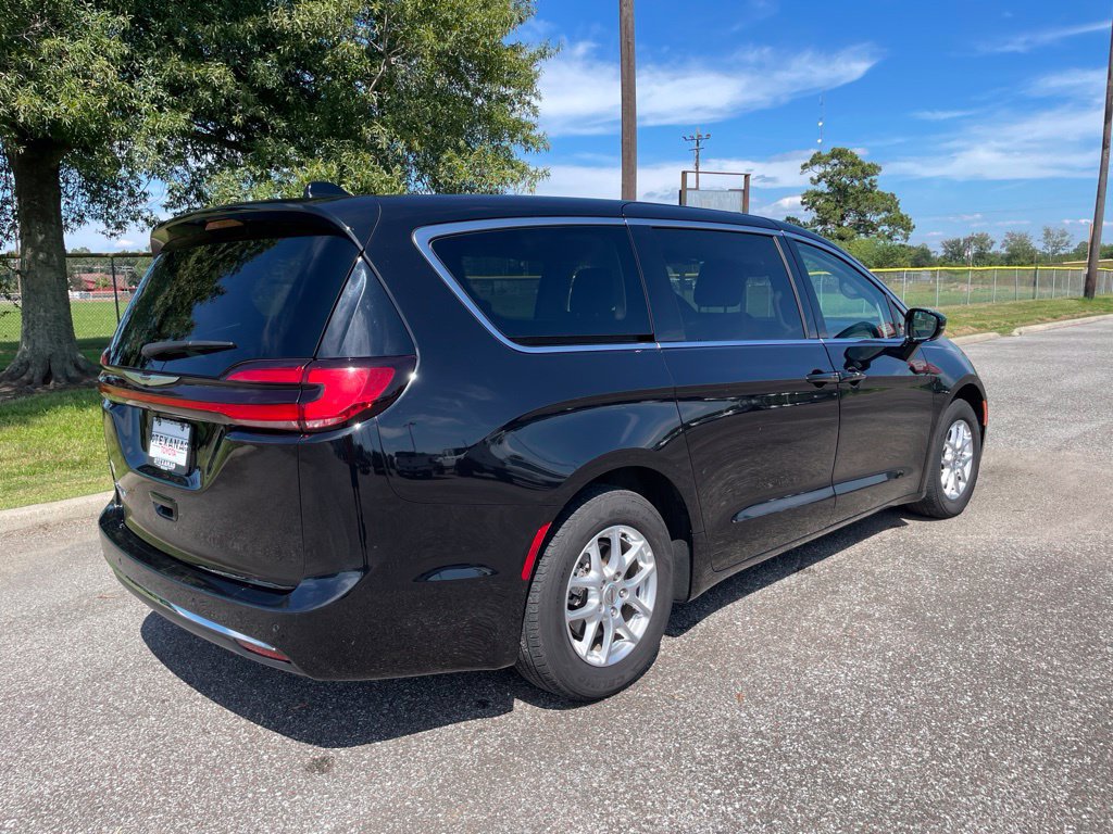 Used 2024 Chrysler Pacifica Touring-L FWD image 7