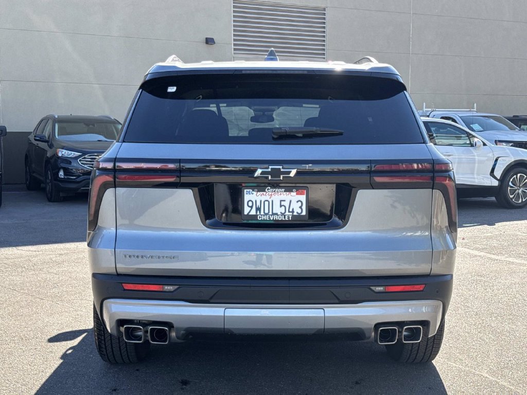 Used 2025 Chevrolet Traverse LT w/ Enhanced Driving Package FWD image 4