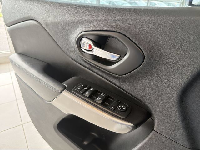 Used 2019 Jeep Cherokee Latitude Plus FWD image 21