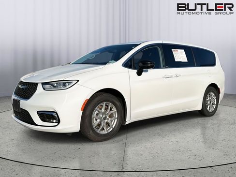 Used 2024 Chrysler Pacifica Touring-L FWD image 2